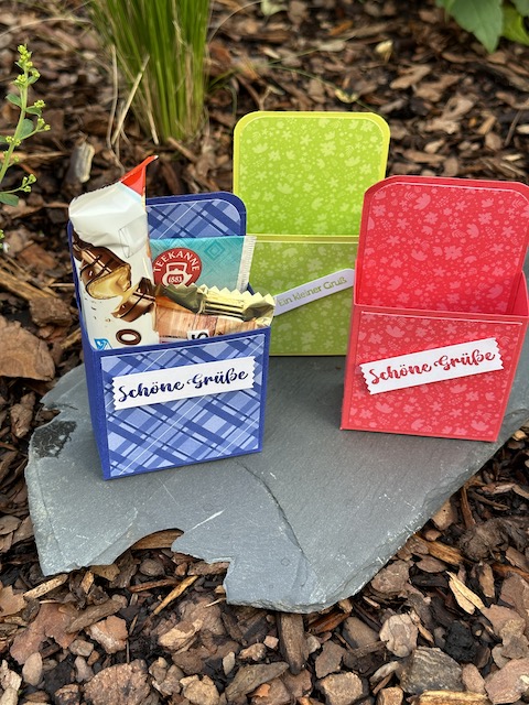 Zu sehen ist eine kleine Verpackung aus Material von Stampin Up. Das kleine MItbringsel kann mit Süßigkeiten und Teebeutel gefüllt werden. Exemplarisch sind auf dem Foto Hanuta, Bueno und Tee zu sehen, um ein größen Verhältnis für die Verpackung zu bekommen.