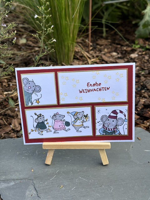 Zu sehen ist eine Weihnachtskarte gestaltet mit dem Stempelset: Festagsmäusen von Stampin Up. Die Karte ist in vier Bilder aufgeteilt. Auf den zwei quadratischen sind zwei einzelne Mäuse zu sehen. Auf den beiden rechteckigen steht zum Einen "Frohe Weihnachten" und zum anderen sind drei hintereinander laufende Mäuse mit Weihnachtlichen Accessoires zu sehen.