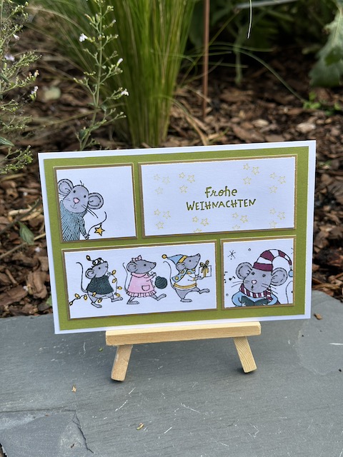 Zu sehen ist eine Weihnachtskarte gestaltet mit dem Stempelset: Festagsmäusen von Stampin Up. Die Karte ist in vier Bilder aufgeteilt. Auf den zwei quadratischen sind zwei einzelne Mäuse zu sehen. Auf den beiden rechteckigen steht zum Einen "Frohe Weihnachten" und zum anderen sind drei hintereinander laufende Mäuse mit Weihnachtlichen Accessoires zu sehen.