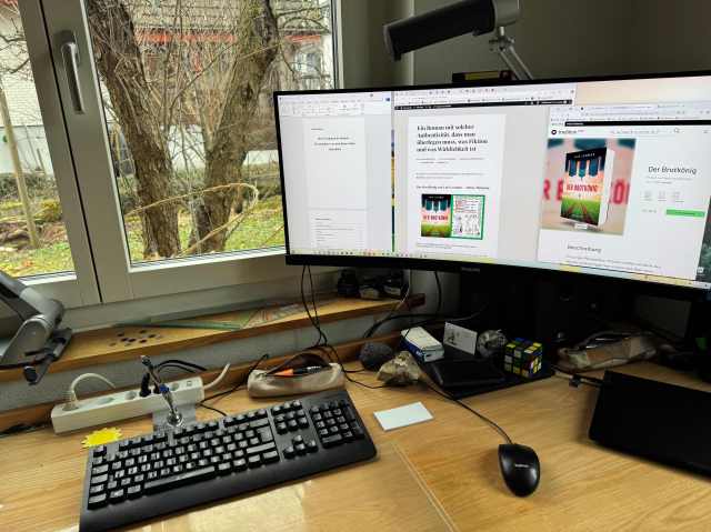 Zu sehen ist der Arbeitsplatz von Lois Leander