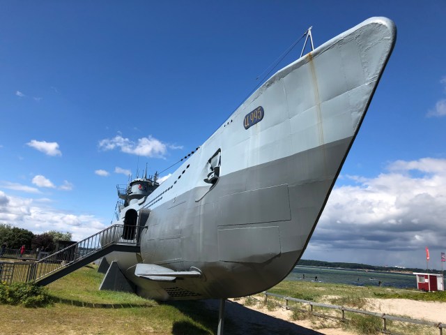 Zu sehen ist ein Foto von dem U-Boot in Laboe, das dort an Land zur Besichtigung steht.