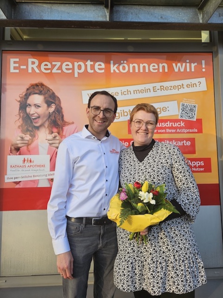 Ein Foto von mir mit meinem Chef zu meinem 5 jährigem Jubiläum in der Rathaus Apotheke in Damme