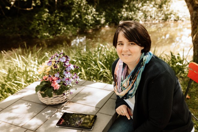 Zu sehen ist ein Foto der Autorin Jes Schön