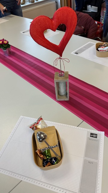 Deko auf dem Tisch mit einem roten Herz passend zum Valentinstag