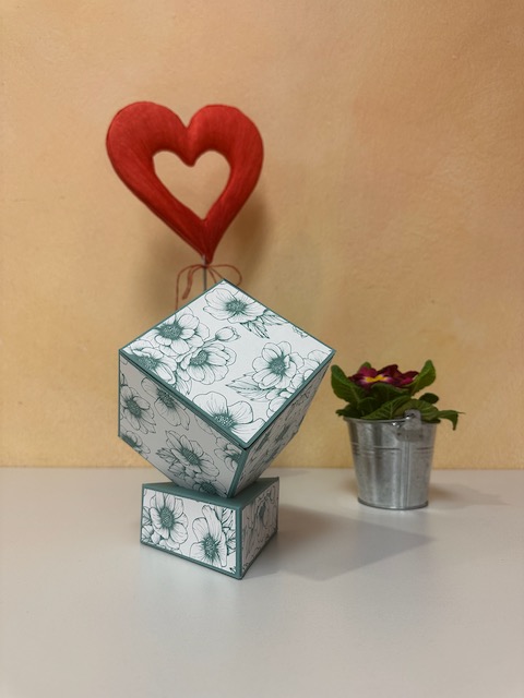 Würfel für Fotos, der auf einer dreieckigen Box steht