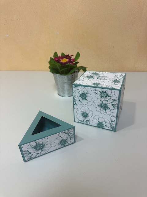 Würfel für Fotos, der auf einer dreieckigen Box steht