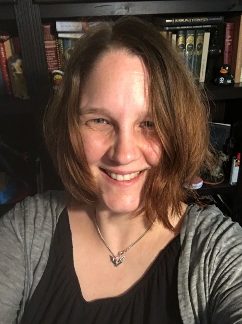 Foto der Bloggerin und Autorin Nadine von Kunterbunte Bücherreisen