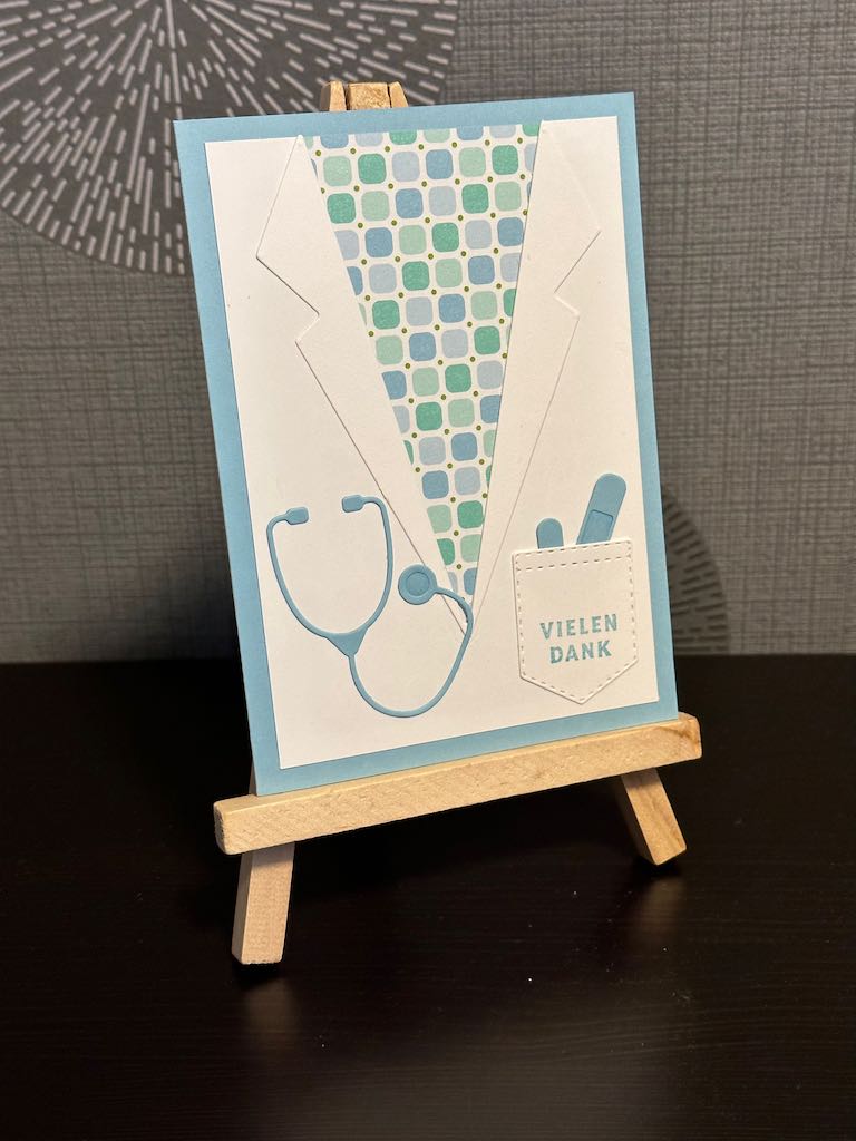 Zu sehen ist eine selbstgemachte Karte in Arztkitteloptik mit Stethoskop