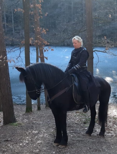 Antje alias Gammel Kvinne auf einem Rappen