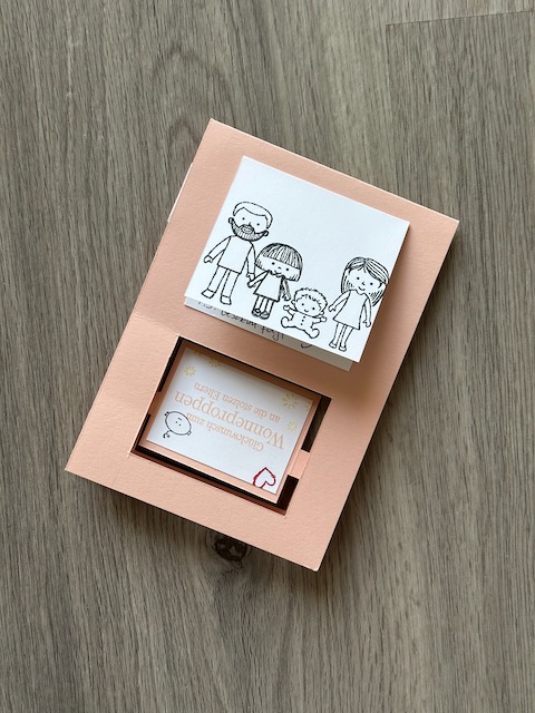 Zu sehen ist eine selbst gebastelte Babykarte mit Effekt. Unten dreht sich beim Öffnen der Karte ein Bild. Auf dem ersten Blick sieht man die Definition von Wonneproppen und nach der Drehung stehen da Glückwünsche an die stolzen Eltern. Auf der Rückseite befindet sich noch einen kleine Klappkarte, die die ganze Familie zeigt. 