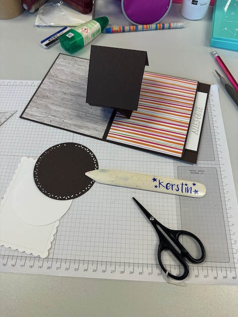 Zu sehen ist eine selbstgebastelte Karte mit doppelten Wow Effekt mit Material von Stampin Up. Beim öffnen bewegt sich ein kleiner Teil in der Mitte der Karte und an der rechten Seite kann man ziehen und dann klappt eine zweite Karte automatisch auf.