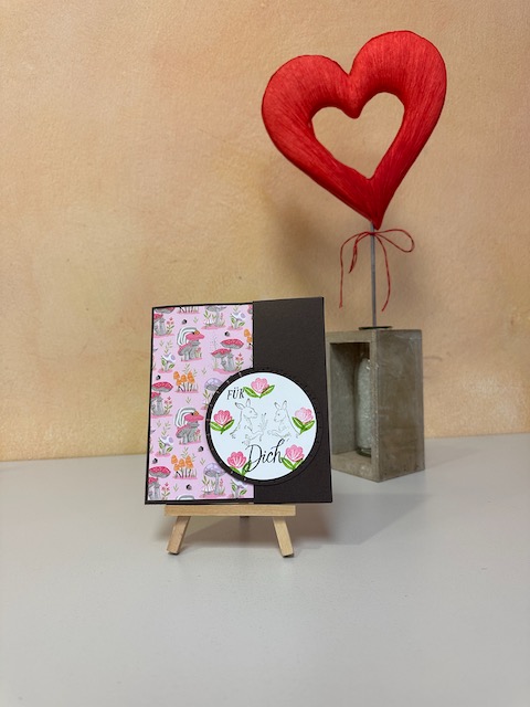 Zu sehen ist eine selbstgebastelte Karte mit doppelten Wow Effekt mit Material von Stampin Up. Beim öffnen bewegt sich ein kleiner Teil in der Mitte der Karte und an der rechten Seite kann man ziehen und dann klappt eine zweite Karte automatisch auf. 