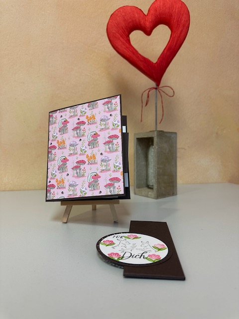 Zu sehen ist eine selbstgebastelte Karte mit doppelten Wow Effekt mit Material von Stampin Up. Beim öffnen bewegt sich ein kleiner Teil in der Mitte der Karte und an der rechten Seite kann man ziehen und dann klappt eine zweite Karte automatisch auf. 