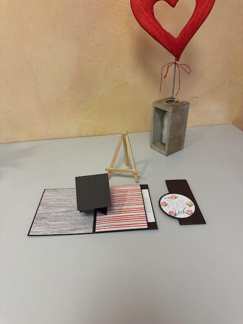 Zu sehen ist eine selbstgebastelte Karte mit doppelten Wow Effekt mit Material von Stampin Up. Beim öffnen bewegt sich ein kleiner Teil in der Mitte der Karte und an der rechten Seite kann man ziehen und dann klappt eine zweite Karte automatisch auf. 