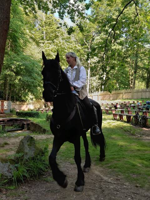 Antje alias Gammel Kvinne auf einem Rappen