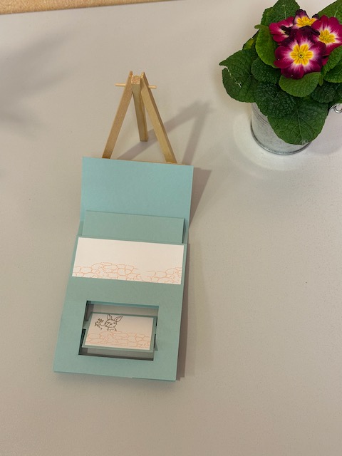 Zu sehen ist eine Karte mit drehendem Bild. Farblich ist sie passend zum Frühling gestaltet.