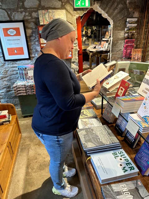 Foto der Buchbloggerin Kathrin200578 mit ganz vielen Büchern