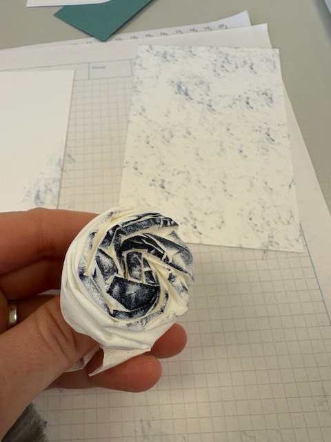 Zu sehen ist eine Karte in blau als Glückwunschkarte zur Geburt. Der Hintergrund wurde mit der Taschentuch-Tupf-Technik gestaltet.