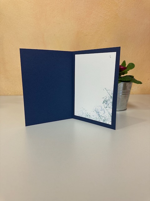 Zu sehen ist eine Karte in blau als Glückwunschkarte zur Geburt. Der Hintergrund wurde mit der Taschentuch-Tupf-Technik gestaltet.