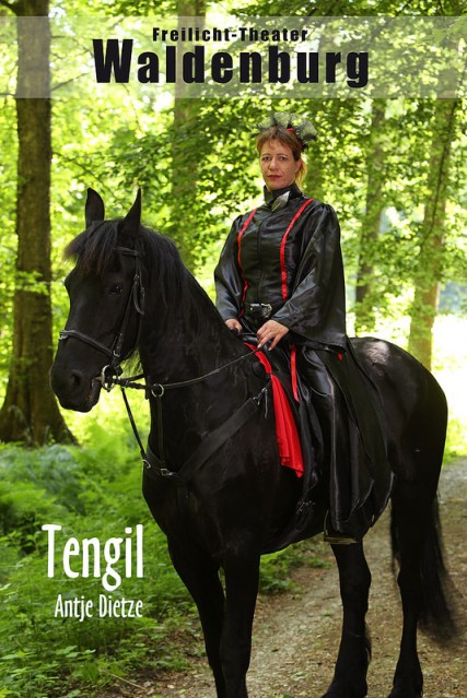 Foto von Antje Dietze auf einem Rappen für das Freilichttheater Waldenburg