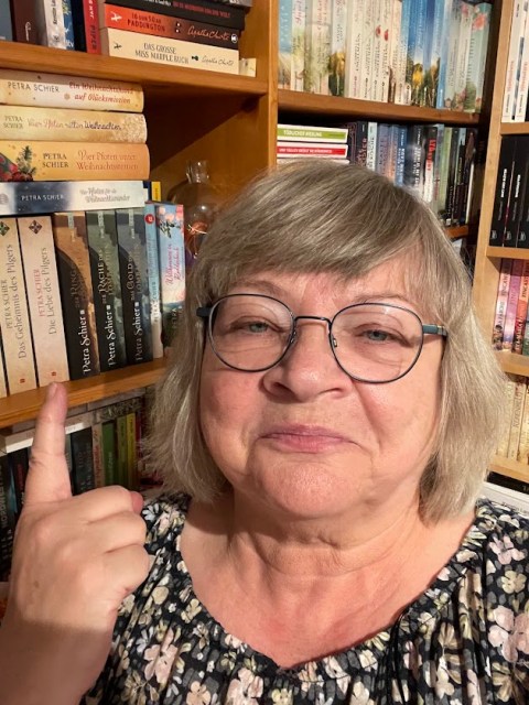 Foto von Ulla vor ihrem Bücherregal