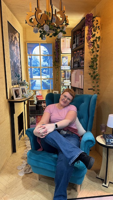 Fotospots auf der Leipziger Buchmesse 2025. Auf dem Foto ist jeweils auch die Buchbloggerin Kerstin von Kerstins Kartenwerkstatt zu sehen