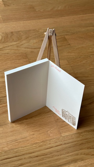 Zu sehen ist das Innenteil einer selbstgebastelternShadow Rahmen Karte in der eine getrocknete Blume zu sehen ist kombiniert mit dem Spruch: Beste Wünsche von uns allen zum 70. Geburtstag