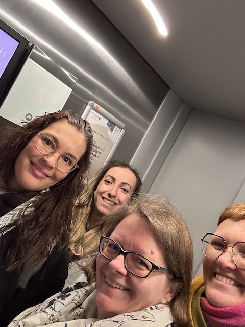 Ein Foto meiner Leipziger Blogger WG im Fahrstuhl vom Book Hotel: Sabrina, Saskia, Heike und ich