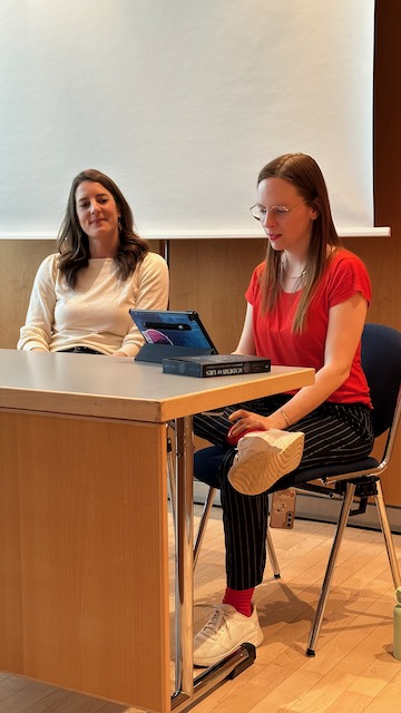 Foto beim Bloggertreffen zu Academy of lies vom Loewe Verlag und Argon Verlag zu sehen sind die Autorin Nina Scheweling und die Sprecherin Henriette Schreurs