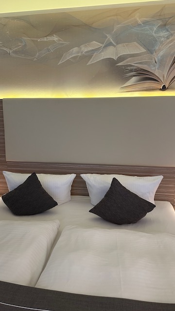 Doppelbett im Bookhotel in Leipzig