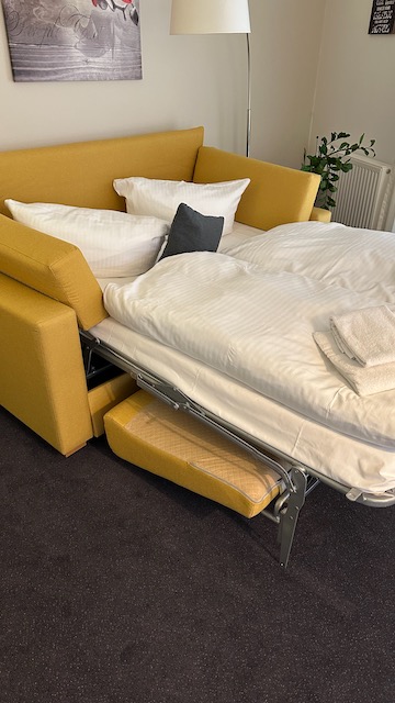 Schlafsofa im Bookhotel in Leipzig