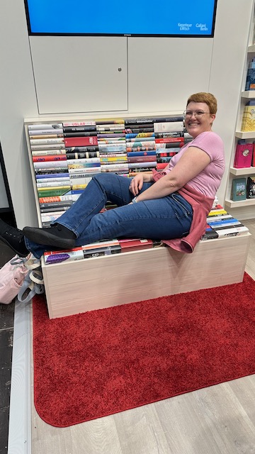 Fotospots auf der Leipziger Buchmesse 2025. Auf dem Foto ist jeweils auch die Buchbloggerin Kerstin von Kerstins Kartenwerkstatt zu sehen