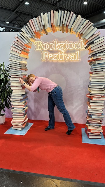 Fotospots auf der Leipziger Buchmesse 2025. Auf dem Foto ist jeweils auch die Buchbloggerin Kerstin von Kerstins Kartenwerkstatt zu sehen