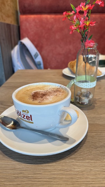 Ein Foto vom Frühstück mit Kaffee und Brötchen beim Bäcker Stölzel in Leipzig