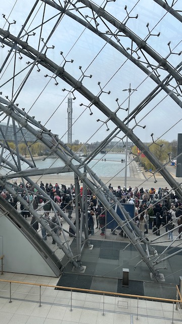 Menschenmassen vor der Glashalle, die auf Einlass warten in Leipzig zur Buchmesse 2025