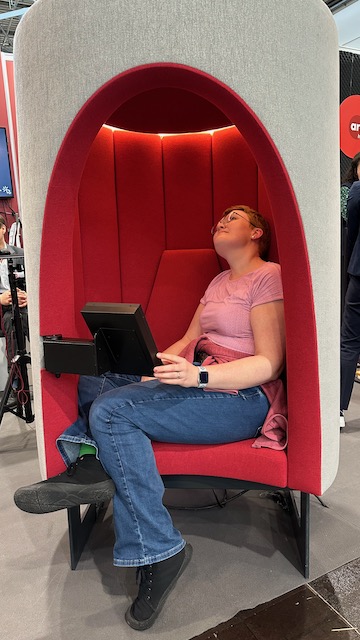 Fotospots auf der Leipziger Buchmesse 2025. Auf dem Foto ist jeweils auch die Buchbloggerin Kerstin von Kerstins Kartenwerkstatt zu sehen