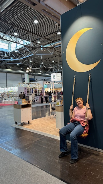 Fotospots auf der Leipziger Buchmesse 2025. Auf dem Foto ist jeweils auch die Buchbloggerin Kerstin von Kerstins Kartenwerkstatt zu sehen