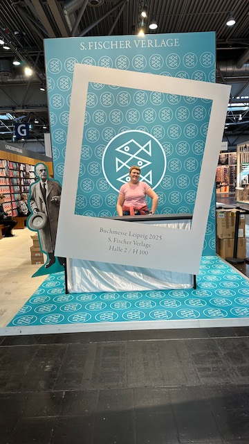 Fotospots auf der Leipziger Buchmesse 2025. Auf dem Foto ist jeweils auch die Buchbloggerin Kerstin von Kerstins Kartenwerkstatt zu sehen