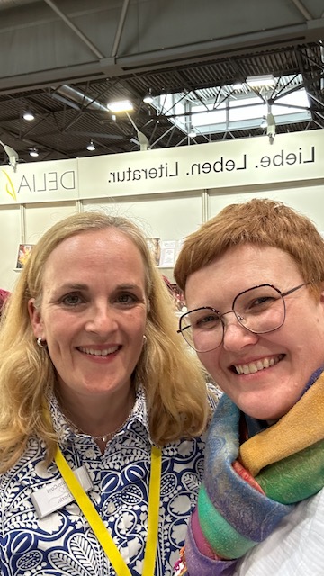 Ein Foto von Kerstin und Miriam Covi auf der Leipziger Buchmesse