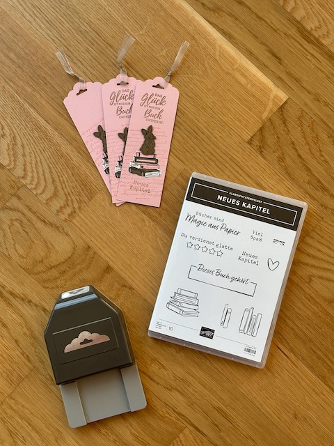 Lesezeichen mit ganz viel Bücherliebe in den Farben von Kerstins Kartenwerkstatt gestaltet. Selbstgebastelte Lesezeichen mit Sprüchen zu Büchern und kleinem Hasen auf Bücherstapel.