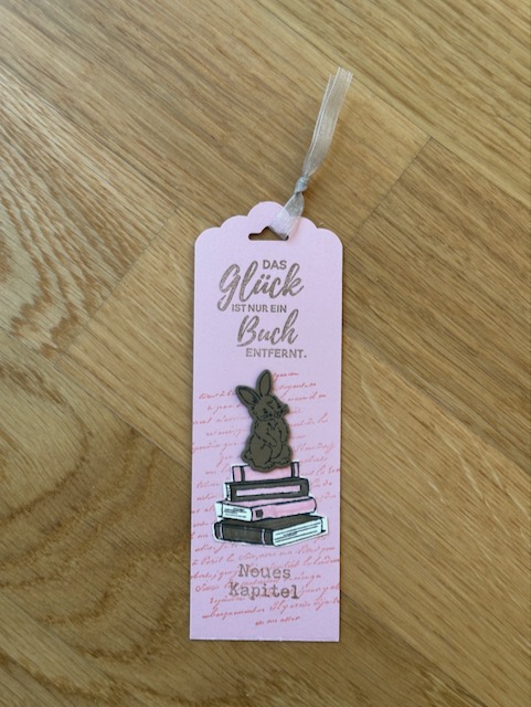 Lesezeichen mit ganz viel Bücherliebe in den Farben von Kerstins Kartenwerkstatt gestaltet. Selbstgebastelte Lesezeichen mit Sprüchen zu Büchern und kleinem Hasen auf Bücherstapel.