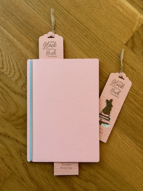 Lesezeichen mit ganz viel Bücherliebe in den Farben von Kerstins Kartenwerkstatt gestaltet. Selbstgebastelte Lesezeichen mit Sprüchen zu Büchern und kleinem Hasen auf Bücherstapel.