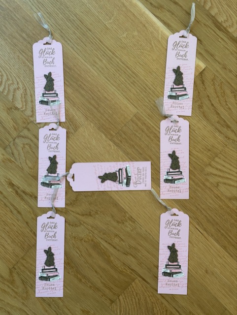 Lesezeichen mit ganz viel Bücherliebe in den Farben von Kerstins Kartenwerkstatt gestaltet. Selbstgebastelte Lesezeichen mit Sprüchen zu Büchern und kleinem Hasen auf Bücherstapel.