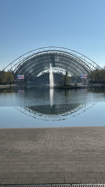 Wasserbecken vor der Glashalle der Leipziger Messe mit Spiegelungen im Wasser