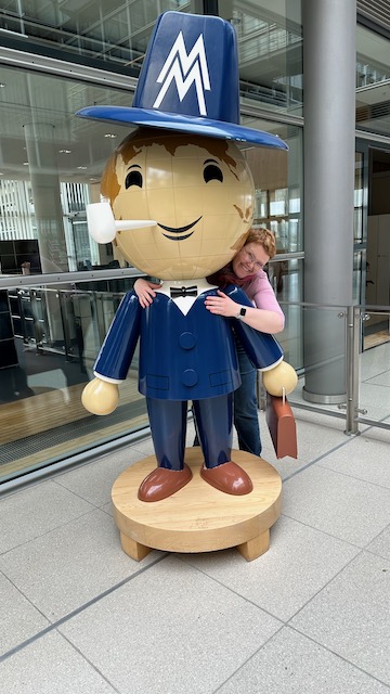 Kerstin mit dem Leipziger Messemännchen im Pressezentrum der Leipziger Buchmesse