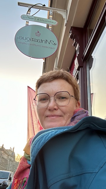 Ein Foto von mir vor dem Mintastique bevor die Lesung zum Roman Ritter Sport Ein Traum von Schokolade von Romy Herold begann