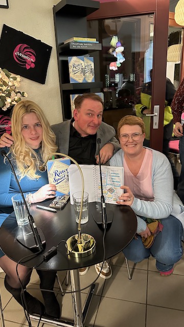 Ein Foto von mir, Eva Maria Bast und Jörn Precht im Mintastique nach der Lesung zum Roman Ritter Sport Ein Traum von Schokolade von Romy Herold
