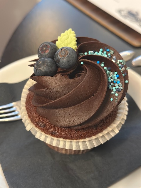 Ein Foto vom Heidelbeer Schoko Cupcake im Mintastique in Leipzig