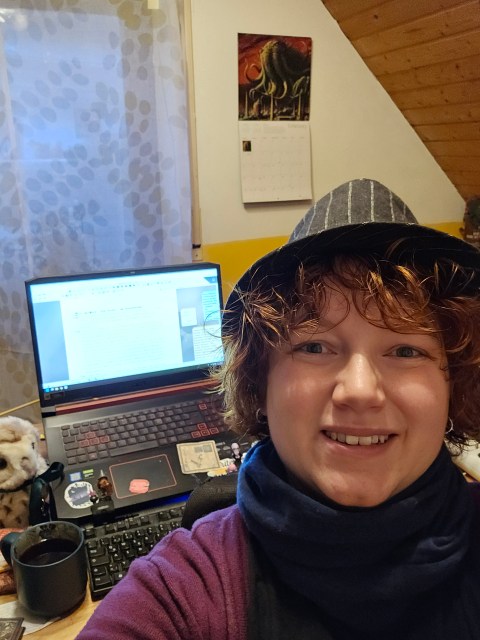 Foto von der Autorin Sara Fee Wieland an ihrem Arbeitsplatz