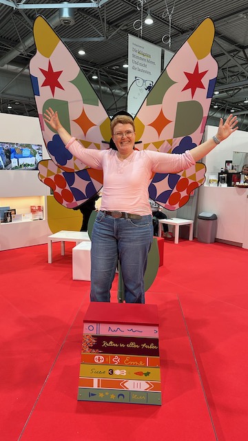 Fotospots auf der Leipziger Buchmesse 2025. Auf dem Foto ist jeweils auch die Buchbloggerin Kerstin von Kerstins Kartenwerkstatt zu sehen